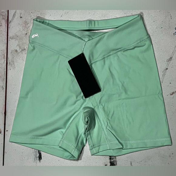 COPY - Alphalete Women’s Tenacity Leo Short - Picture 4 of 10